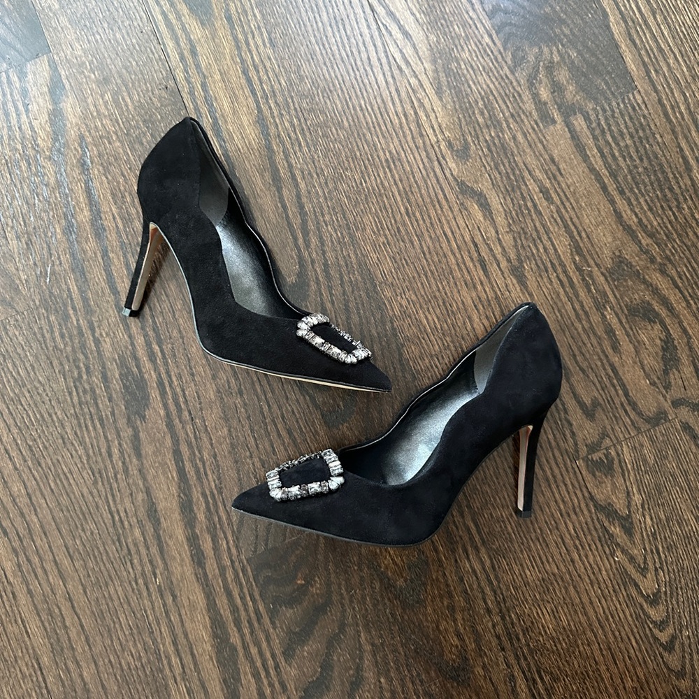 Sam Edelman jewel scallop black pump size 5.5